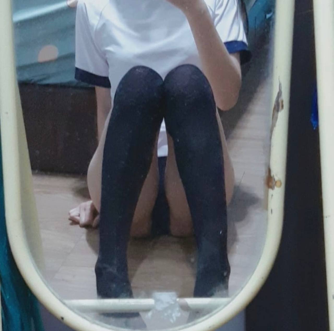 Dùng tiền lôi kéo em nữ học sinh đại học trên đường đi học về