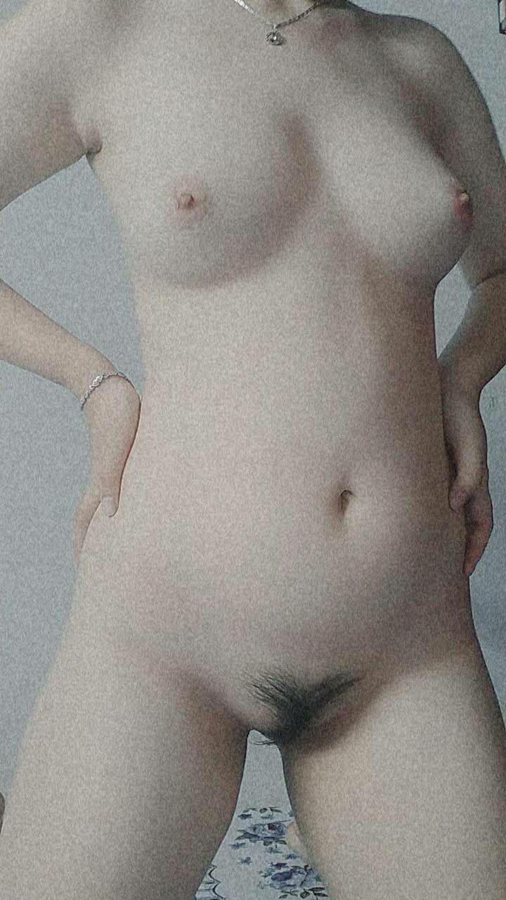 2022.1.7, [Hoàng tử cay], bạn gái gia đình tốt những năm 00, cảnh quay thứ ba, sau khi thổi tóc, nằm lười biếng trên giường và xem Douyin